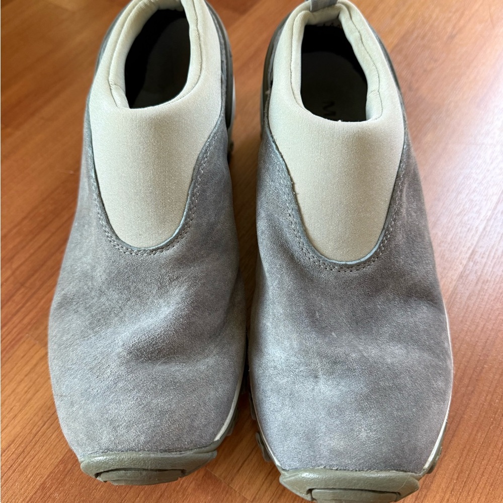 Women’s Merrell Satellite Moc Slip On Hiking Shoes with amazing tread. Size 8.5